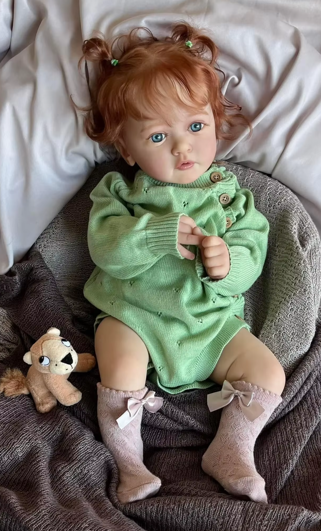 Ayana: 60 cm Naturtrogen Reborn-bebisdocka med Handrotat Rött Hår