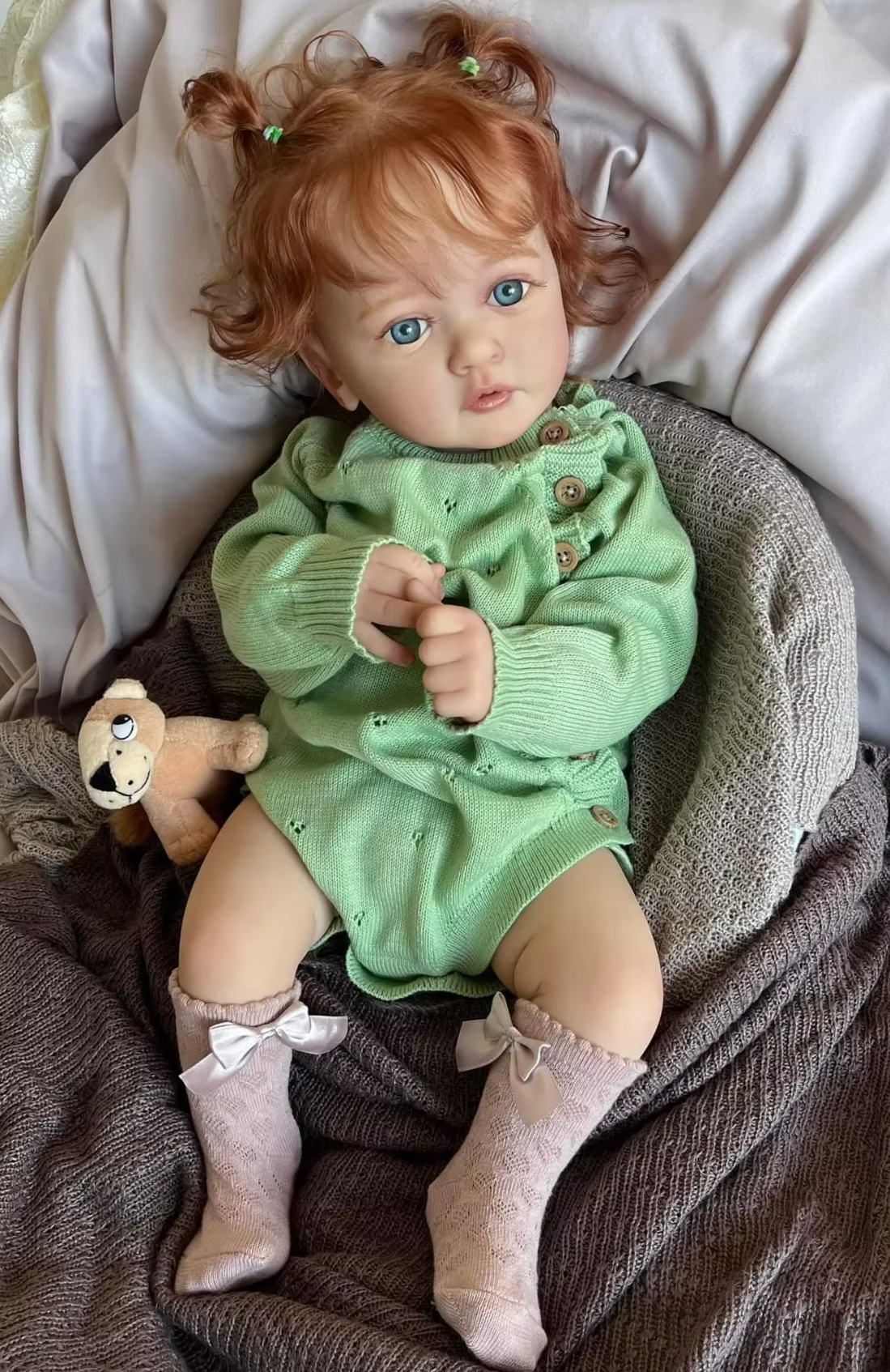 Ayana: 60 cm Naturtrogen Reborn-bebisdocka med Handrotat Rött Hår