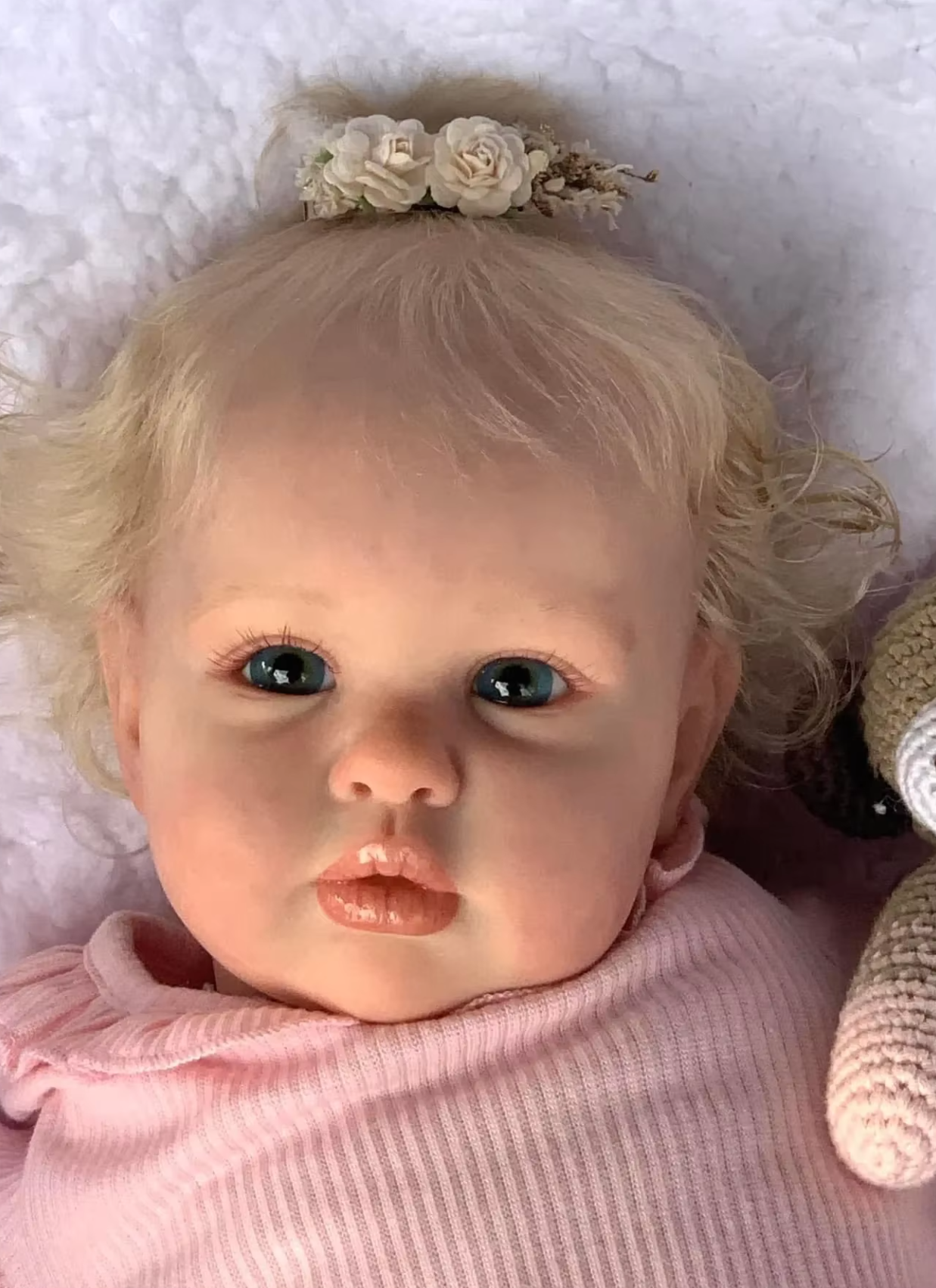 "Ellie" – 60 cm Naturtrogen Reborn-bebisdocka med Handrotat Hår – En Mysig Följeslagare