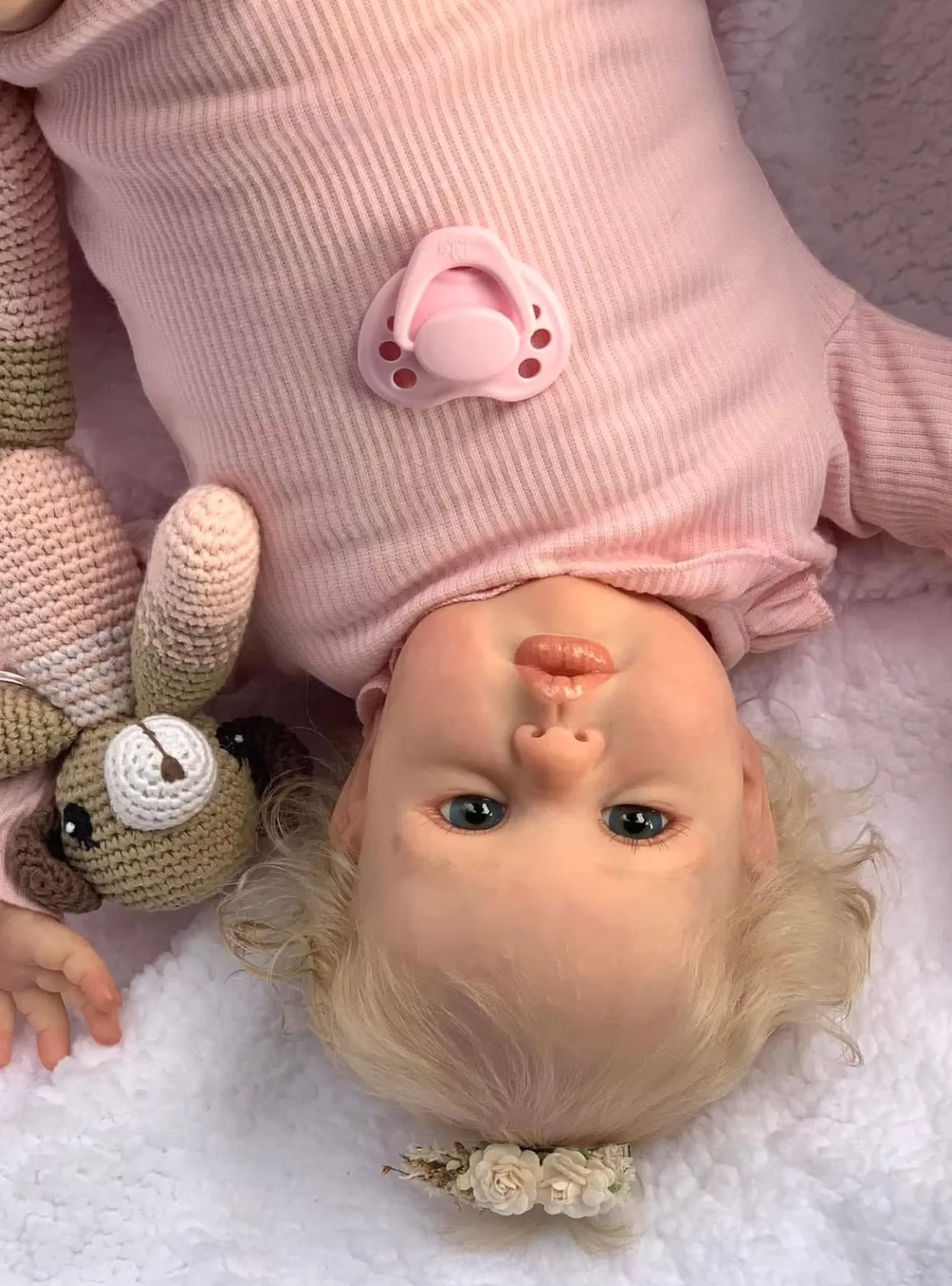 "Ellie" – 60 cm Naturtrogen Reborn-bebisdocka med Handrotat Hår – En Mysig Följeslagare