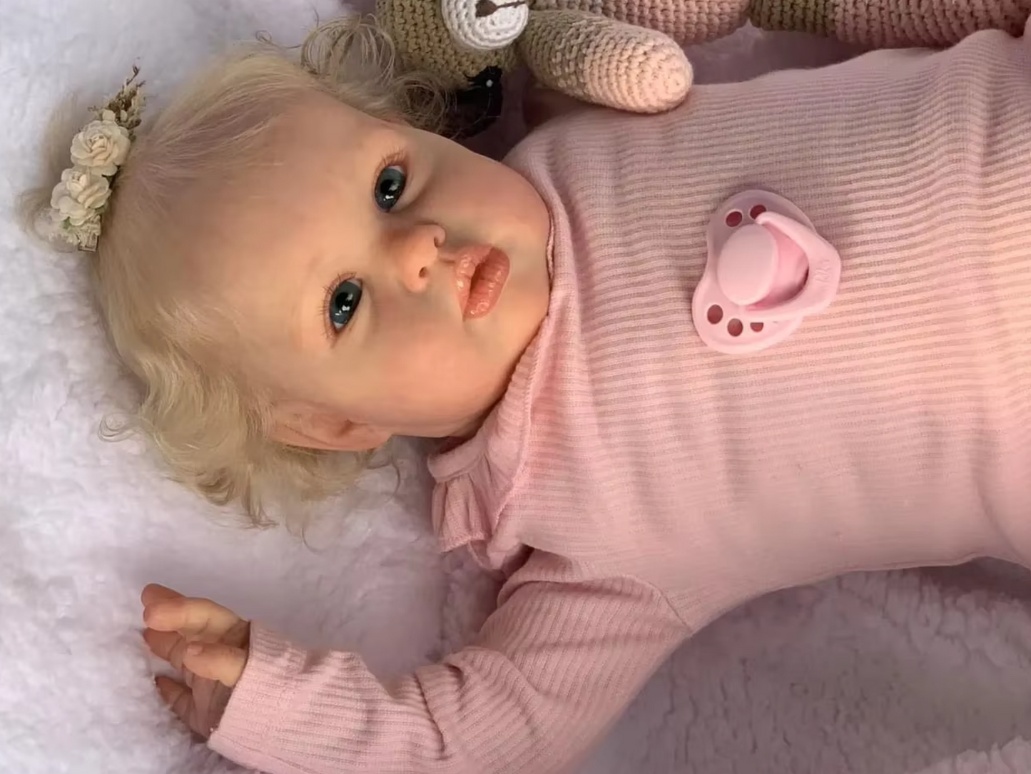 "Ellie" – 60 cm Naturtrogen Reborn-bebisdocka med Handrotat Hår – En Mysig Följeslagare
