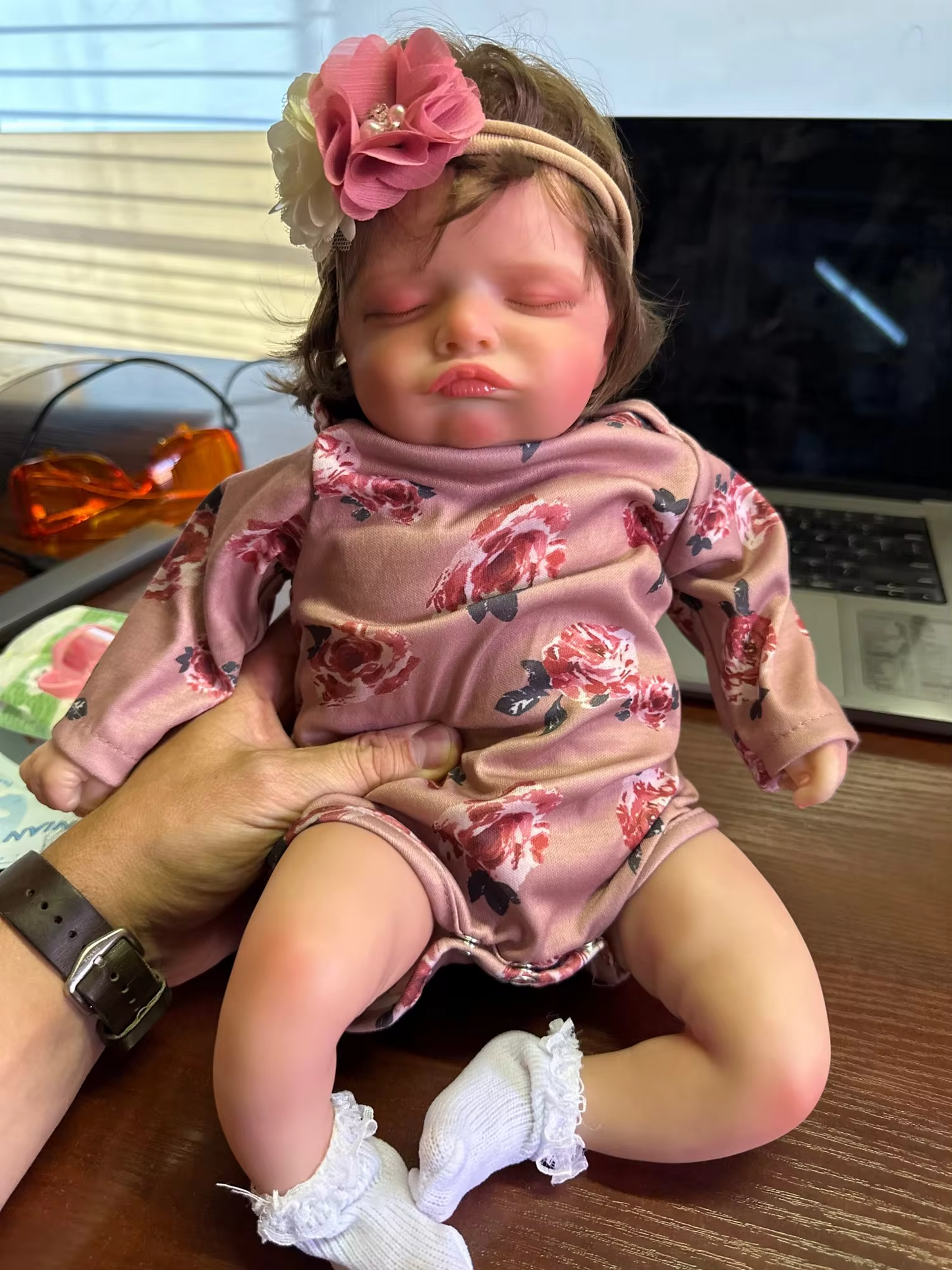 Sovande Reborn baby docka flicka Rosalie med brunt hår