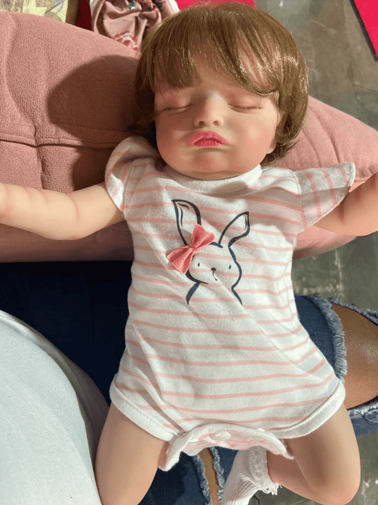 Sovande Reborn baby docka flicka Rosalie med brunt hår