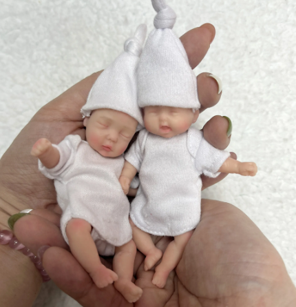 Mini reborn flickdocka med 2 outfits