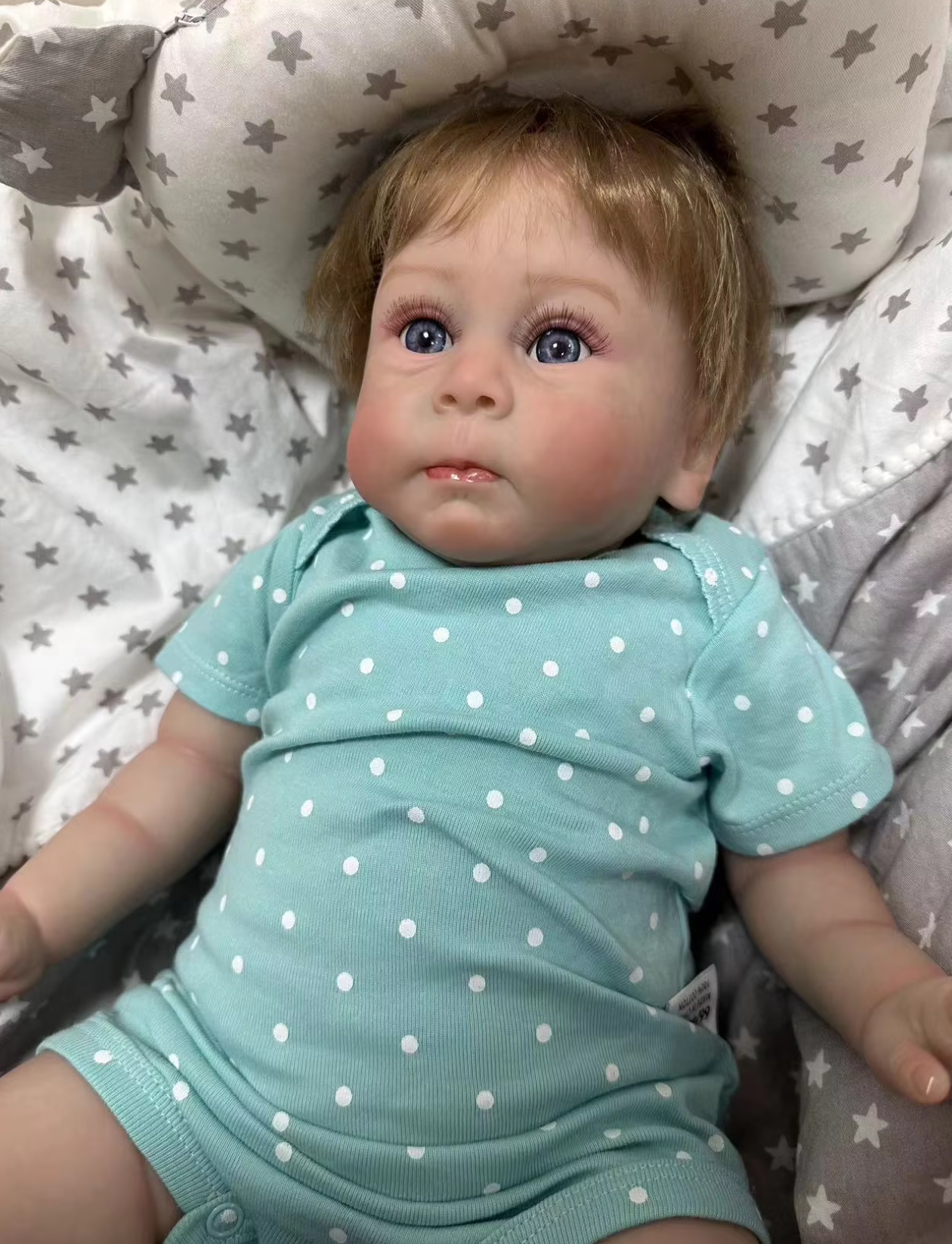 Finn – 60 cm bedårande Reborn bebispojke med blå ögon & handrotat hår