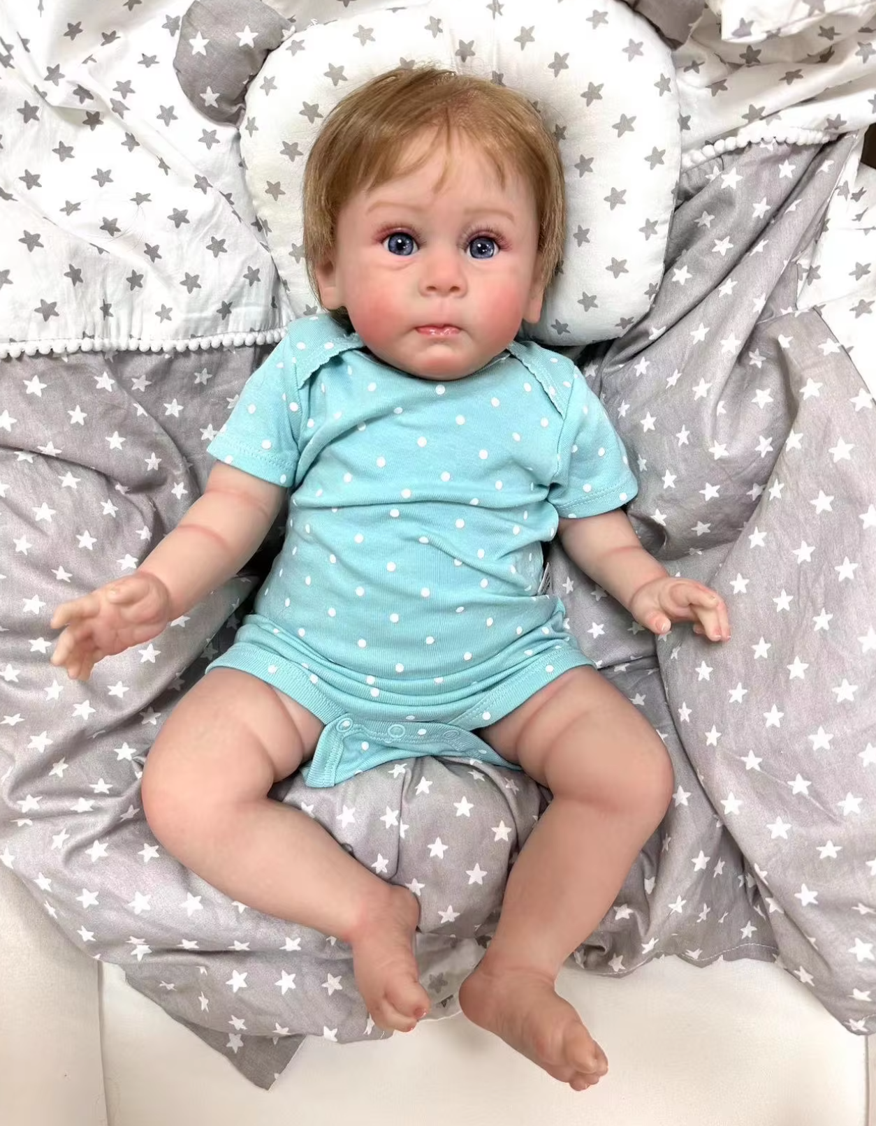 Finn – 60 cm bedårande Reborn bebispojke med blå ögon & handrotat hår