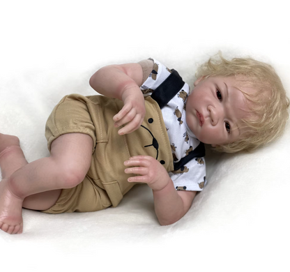 Charlie – 55 cm bedårande Reborn bebisdocka med handrotat blont hår & bruna ögon