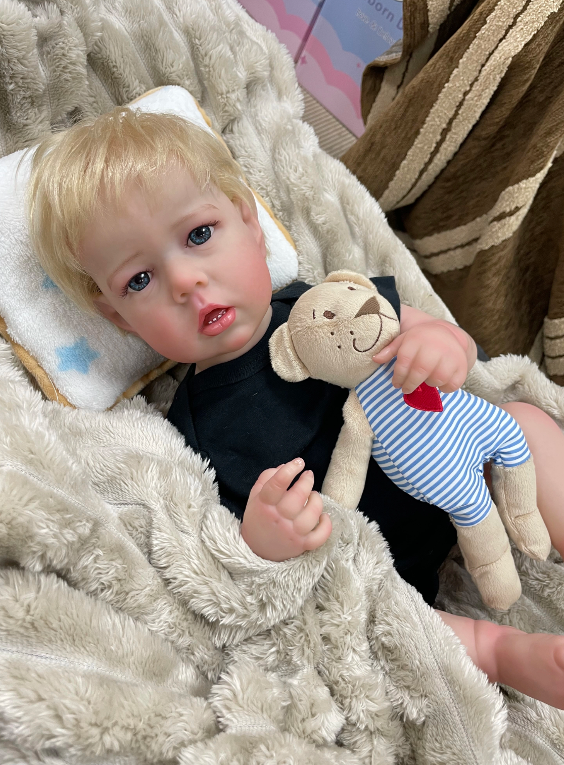 Rowan – 55 cm verklighetstrogen Reborn bebisdocka med blå ögon & handrotat hår