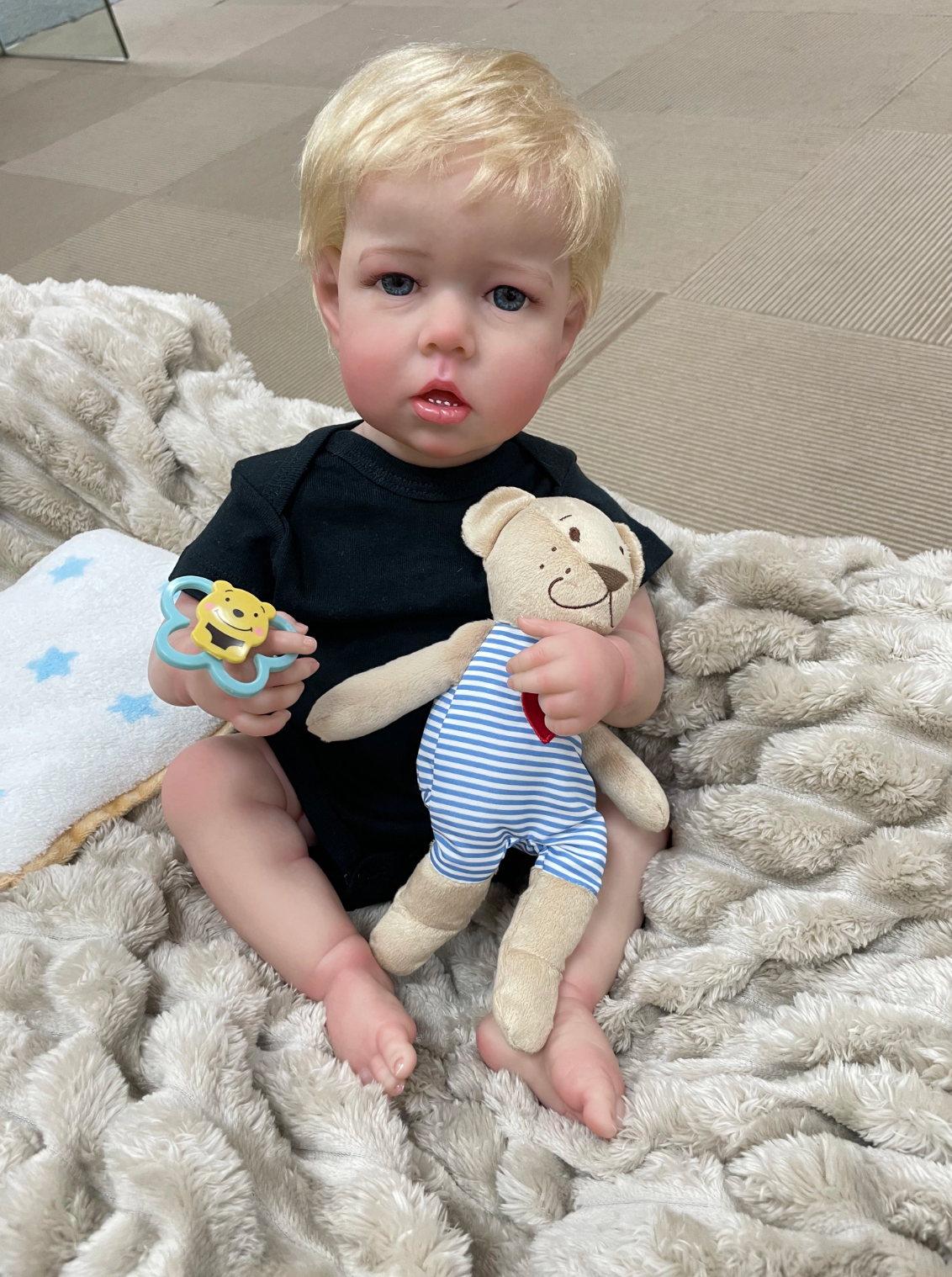 Rowan – 55 cm verklighetstrogen Reborn bebisdocka med blå ögon & handrotat hår