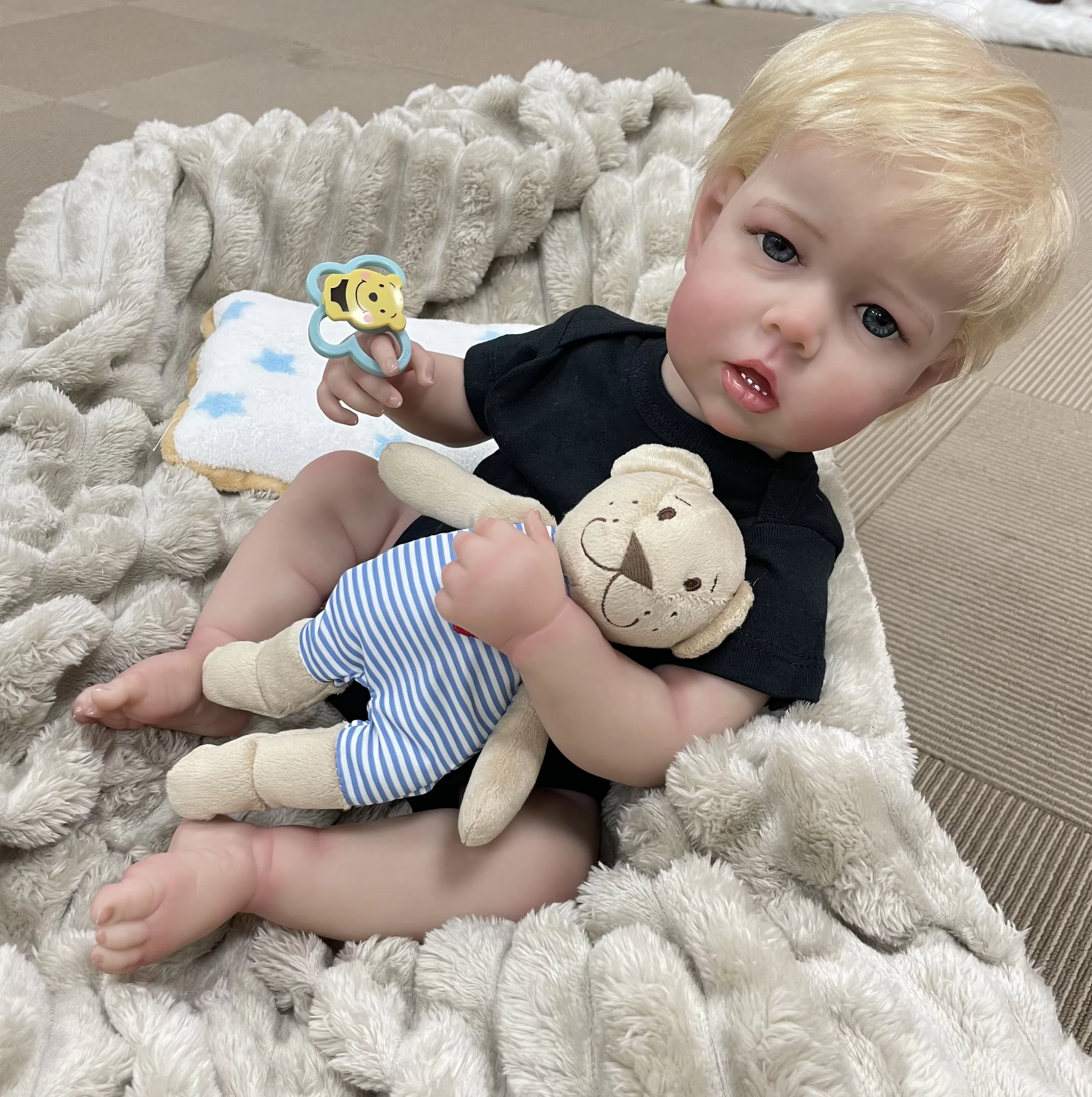 Rowan – 55 cm verklighetstrogen Reborn bebisdocka med blå ögon & handrotat hår