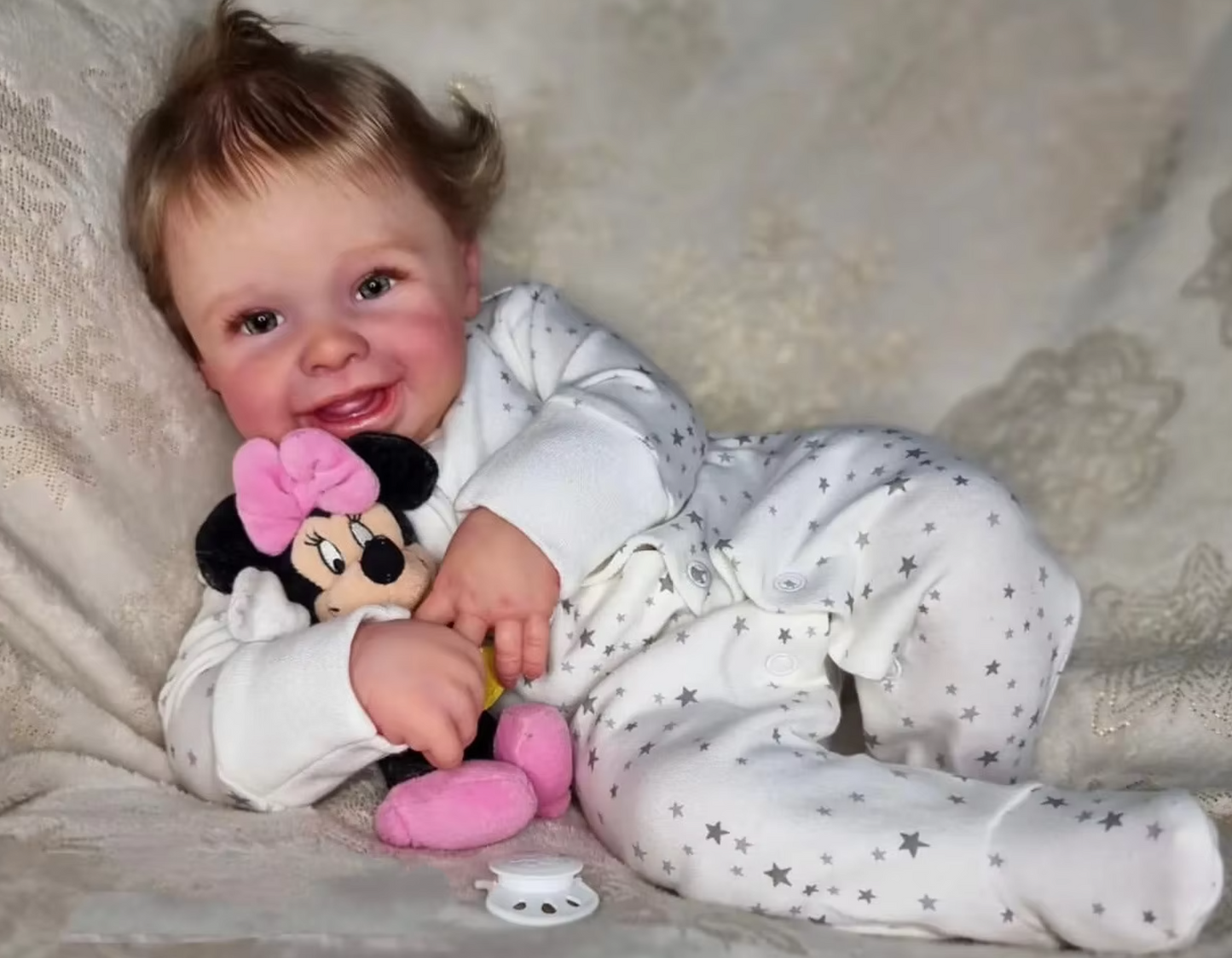 Millie Joy – 55 cm leende Reborn bebisflicka med blå ögon & handrotat hår